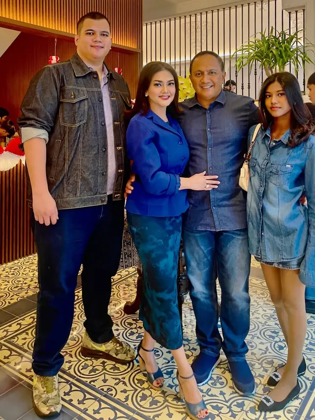 8 Potret Kedekatan Bella Saphira dengan Putra Sambungnya, Momen Pengajian saat Mantu Bikin Haru