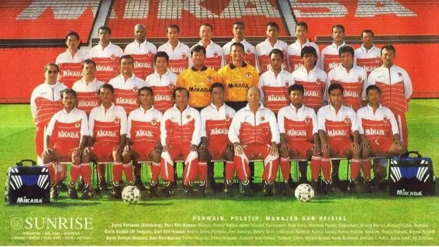 Henk Wullems bersama skuad Timnas Indonesia di SEA Games 1997.