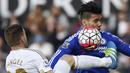 2. Pemain Swansea, Angel Rangel, berebut bola dengan pemain Chelsea, Falcao, pada laga Liga Premier Inggris di Stadion Liberty, Swansea, Sabtu (9/4/2016). Swansea menang 1-0 atas Chelsea. (Reuters/Rebecca Naden)