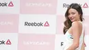 Pose seksi Miranda Kerr saat acara promosi Reebok Skyscape. (via dailymail.co.uk)