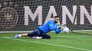 Kiper Italia Gianluigi Donnarumma menyelamatkan bola saat ia menghadiri sesi latihan tim nasional di Moenchengladbach, Jerman barat, Senin (13/6/2022). Jerman dan Italia akan kembali duel pada matchday 4 Grup 3 UEFA Nations League A 2022/2023 di Borussia-Park, Rabu 15 Juni 2022 dini hari WIB. (Ina FASSBENDER / AFP)
