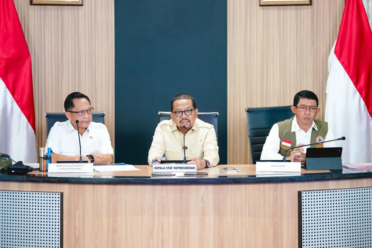 Konferensi pers Rabu (25/3): M. Qodari (Kepala Kantor Staf Kepresidenan), Tito Karnavian (Menteri Dalam Negeri sekaligus Ketua Satgas Percepatan Rehabilitasi dan Rekonstruksi Pascabencana), dan Suharyanto (Kepala Badan Nasional Penanggulangan Bencana).