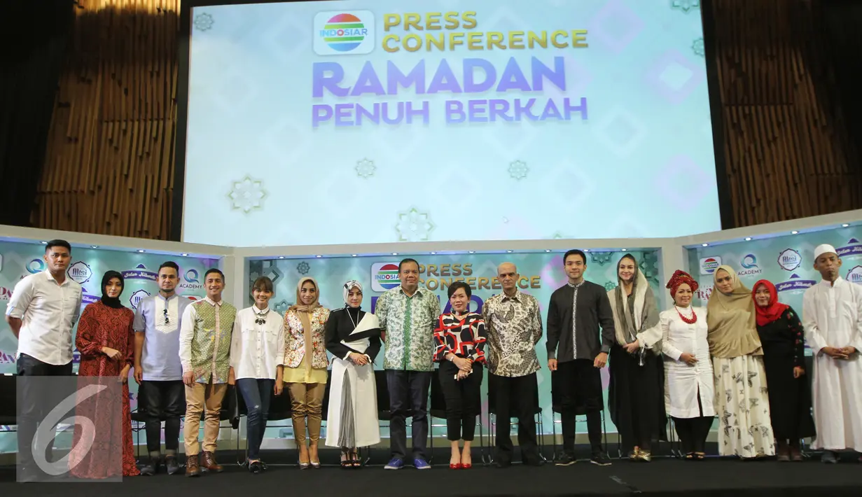 Sejumlah artis pendukung yang akan meramaikan Ramadan Penuh Berkah di Indosiar melakukan pose bersama usai menggelar jumpa pers, Jakarta, Jumat (20/05). (Liputan6.com/Herman Zakharia)