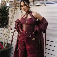 Niki juga tak ketinggalan tampil dengan tren peek-a-boo lewat outfit maroon rancangan Ashton Michael (Foto: Instagram @nikizefanya)