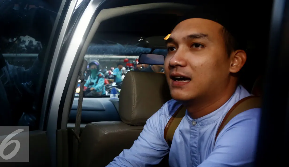 Egi John usai mengisi acara di kawasan Kapten Tendean, Jakarta, Kamis (15/9). Egi John mengaku kecewa karena dirinya sudah diselingkuhi oleh mantan istri Ben Kasyafani tersebut. (Liputan6.com/Herman Zakharia)