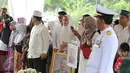 Aktris Marini Zumarnis saat prosesi pemakaman ayahnya, Zumarnis Zein, di TPU Karet Bivak, Jakarta, Jumat (17/6). Ayah Marini Zumarnis merupakan pensiunan TNI dengan pangkat terakhir sebagai Brigadir Jenderal Purnawirawan. (Liputan6.com/Herman Zakharia)