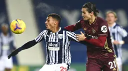 Pemain West Bromwich Albion, Karlan Grant, berebut bola dengan pemain Leeds United, Pascal Struijk, pada laga Liga Inggris di Stadion Hawthorns, Selasa (29/12/2020). Leeds menang dengan skor 5-0. (Shaun Botteril/Pool via AP)