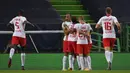 Pemain RB Leipzing merayakan gol yang dicetak Dani Olmo ke gawang Atletico Madrid pada perempat final Liga Champions 2019/2020 di Estadio Jose Alvalade, Jumat (14/8/2020) dini hari WIB. RB Leipzig menang 2-1 atas Atletico Madrid. (AFP/Lluis Gene/pool)