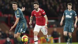 Manchester United langsung mendapat peluang matang saat laga baru berjalan dua menit. Bruno Fernandes gagal menyambar bola pantulan hasil sepakan Jadon Sancho yang membentur mistar gawang Middlesbrough. (AP/Jon Super)