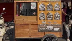 Unik, Bule Jerman Jual Pancake Pakai Gerobak di Pinggiran Jalan Jakarta