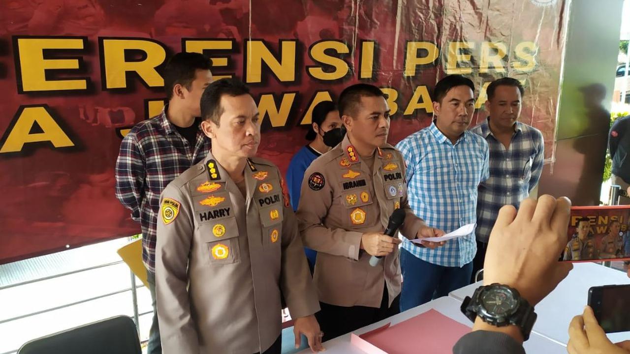 Kasus ini berawal pada Februari 2023. Saat itu, ia menginformasikan kepada korban berinsial RS dan YS mengenai seleksi polisi. Dua korban tersebut tertarik menggunakan jasa tersebut untuk anaknya.