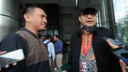 Ketua Wadah Pegawai KPK Yudi Purnomo Harahap (kiri) dan penyidik senior KPK, Novel Baswedan (kanan) memberikan keterangan usai melakukan pertemuan di Gedung KPK, Jakarta, Jumat (26/4). (merdeka.com/Dwi Narwoko)