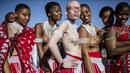 Seorang gadis albino Afrika Selatan berpose dengan gadis lain, telanjang dada dalam upacara Reed Dance, Afsel (5/9/2014) (AFP PHOTO / MARCO LONGARI)