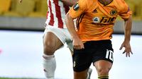 Gelandang Wolverhampton Wanderers, Daniel Podence berlari mengejar bola saat menghadapi Olympiakos pada leg kedua babak 16 besar Liga Europa di Molineux Stadium, Kamis (6/8/2020). Wolverhampton menumbangkan Olympiakos dengan skor 1-0. (AP Photo/Rui Vieira)