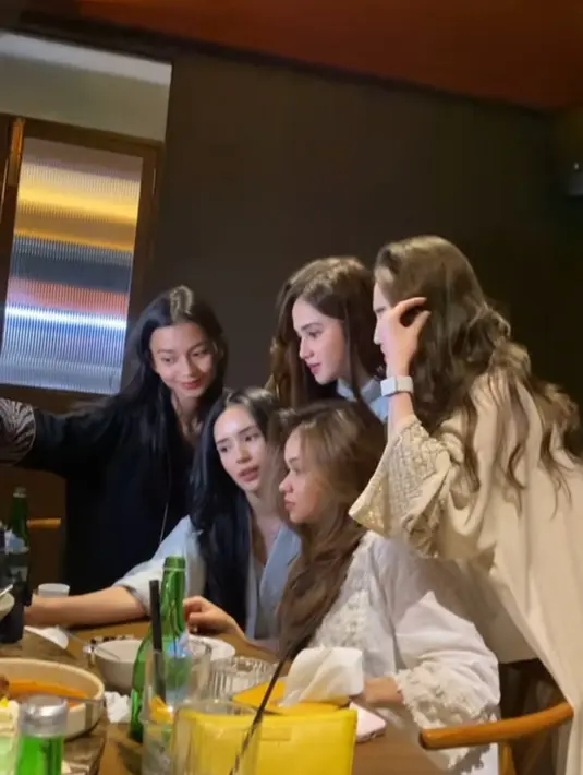 Adzwa Aurell mengenakan dress hitam dengan aksen bordiran emas di lengan dan bagian bawah. [@deswitamaharani80]