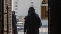 Seorang Muslim Sedang Keluar dari Masjid (Credit: Pexels)