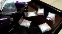 Paket sabu dikemas dalam sandal perempuan yang disita petugas di Bandara Hasanuddin, Makassar, Sulawesi Selatan. (Liputan6.com/Eka Hakim)