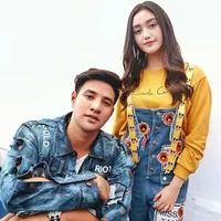 Kekasih Ammar Zoni ini tampil begitu memesona dengan gaya kasual modern. (Sumber foto: younand/instagram)