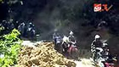Jalur Trans Sulawesi di Kabupaten Poso, Sulteng, yang menghubungkan provinsi Sulawesi Tengah dan Sulawesi Selatan masih terputus. Kemacetan terus bertambah panjang hingga mencapai lima kilometer. 