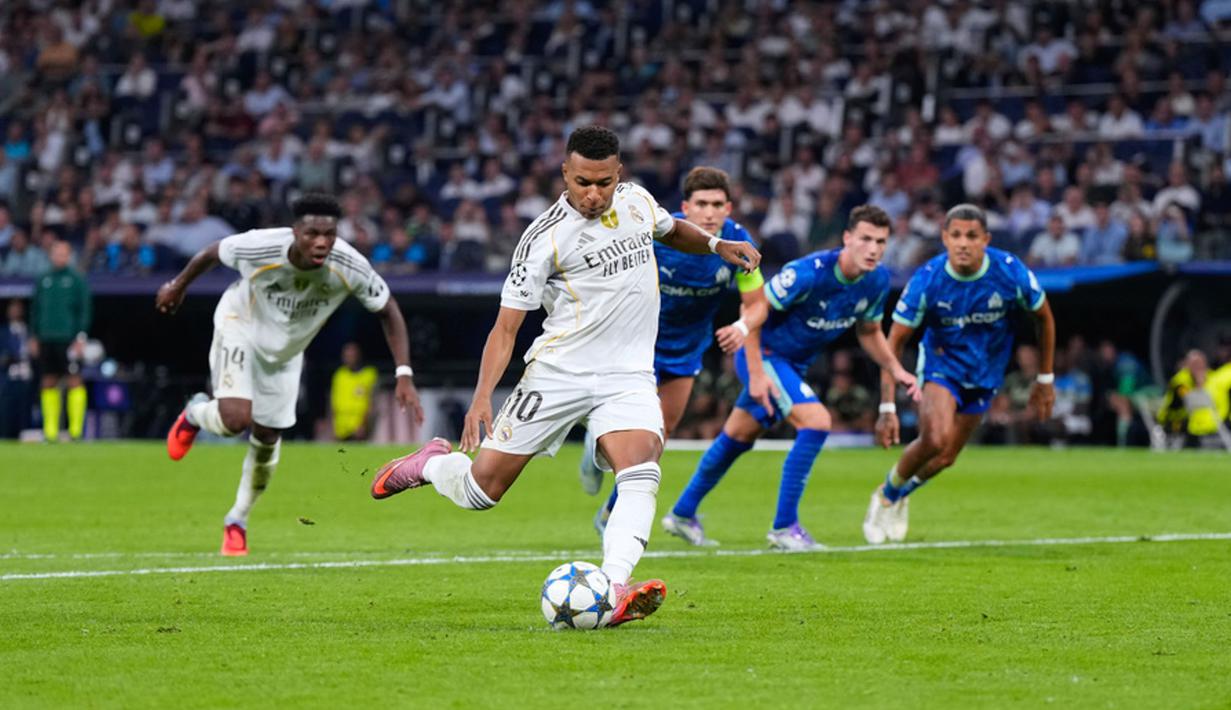 Pemain Real Madrid, Kylian Mbappe, melepaskan tendangan penalti ke gawang Marseille dalam laga matchday 1 League Phase Liga Champions 2025/2026 di Santiago Bernabeu, Rabu (17/9/2025) dini hari WIB. (AP Photo/Manu Fernandez)