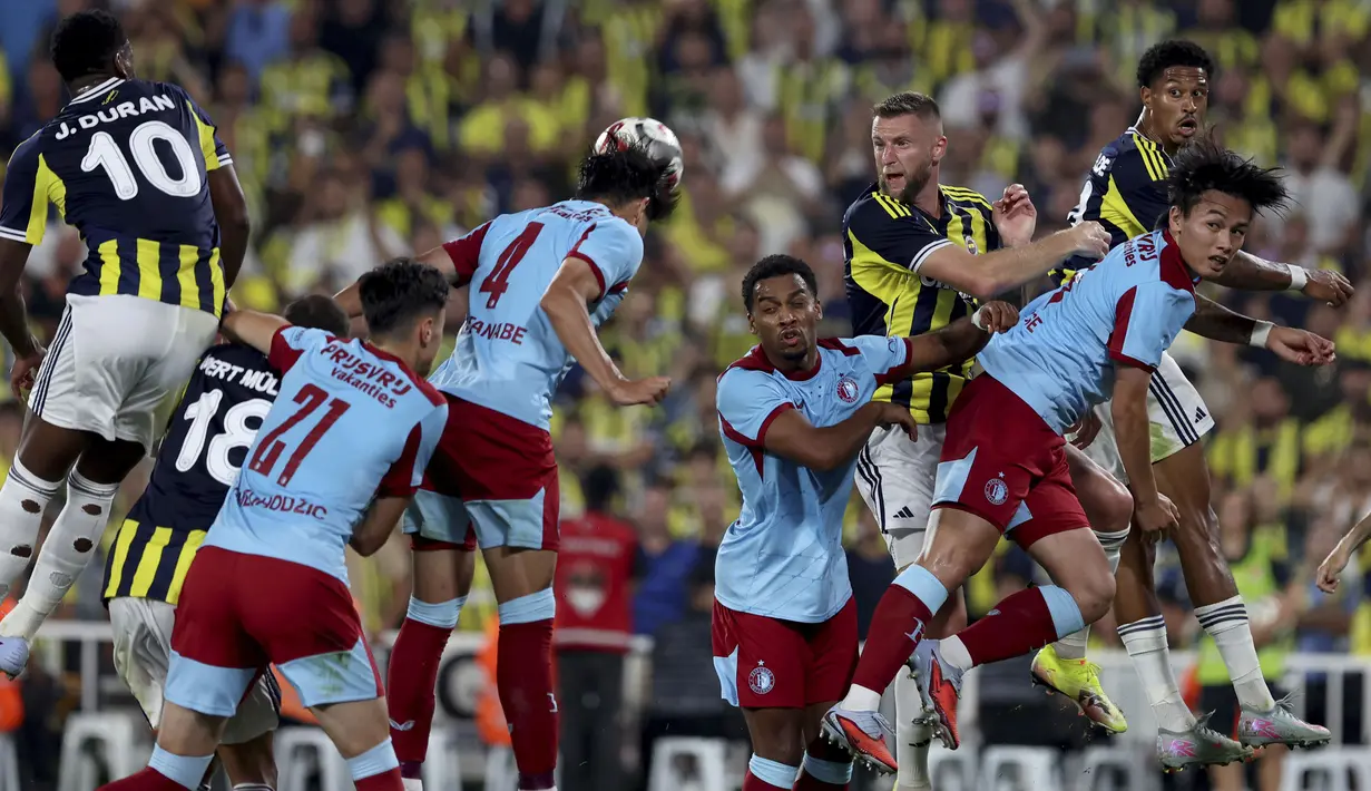 Sejumlah pemain Fenerbahce berebut bola dengan pemain Feyenoord dalam laga leg kedua putaran ketiga kualifikasi Liga Champions 2025/2026 di Fenerbahçe Sükrü Saracoglu Sport Complex, Istanbul, Turki, Selasa (12/08/2025) waktu setempat. (AP Photo/Huseyin Yavuz)