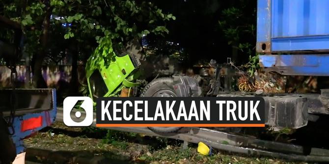 VIDEO: Sopir Mengantuk Truk Kontainer Tabrak Separator Transjakarta