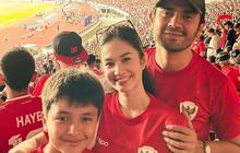Potret Faradilla Yoshi Nonton Langsung Pertandingan Timnas Indonesia vs Australia di GBK, Penampilannya Disebut Masih Seperti Anak Gadis