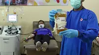 Petugas medis menunjukkan plasma konvalesen hasil donor dari penyintas COVID-19 di PMI DKI Jakarta, Selasa (19/1/2021). Hasil dari plasma konvalesen tersebut nantinya akan ditransfusikan ke tubuh pasien positif COVID-19 untuk membantu penyembuhan. (Liputan6.com/Herman Zakharia)