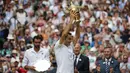 Petenis Swiss, Roger Federer meraih trofi setelah mengalahkan petenis Kroasia, Marin Cilic pada pertandingan final tunggal putra Kejuaraan Wimbledon 2017 di Wimbledon, London. (16/07). Roger Federer menang 6-3, 6-1, 6-4. (AFP Photo / Daniel Leal-Olivas)