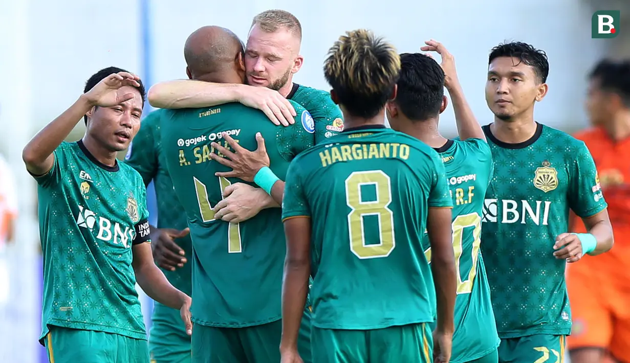 Sedangkan bagi Bhayangkara FC, kemenangan atas Persiraja membuat The Guardians menyegel peringkat ke-3 klasemen akhir BRI Liga 1 dengan 66 poin. Evan Dimas dkk. berhak mendapatkan jatah di play-off Piala AFC musim depan. (Bola.com/M Iqbal Ichsan)