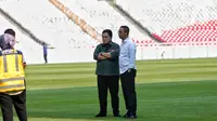 Ketua Umum PSSI merangkap Ketua LOC Erick Thohir berbincang dengan Penjabat (Pj) Gubernur DKI Jakarta, Heru Budi Hartono saat melakukan inspeksi di Stadion Utama Gelora Bung Karno (SUGBK), Senayan, Jakarta, Senin (13/3/2023). Pemerintah dan PSSI meninjau stadion yang akan digunakan  jelang Piala Dunia U-20 2023 pada 20 Mei hingga 11 Juni mendatang. (Liputan6.com/Angga Yuniar)