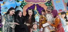 Kehadiran Grandmi, Granda, dan Gadda dalam pesta ulang tahun Ameena bukan hanya menambah kemeriahan suasana, tetapi juga menunjukkan kedekatan keluarga besar yang hangat. [@genifaruk].