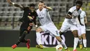 Gelandang Manchester United, Fred, berebut bola dengan pemain LASK pada leg pertama 16 besar Liga Europa di Linzer Stadion, Linz, Austria, Jumat (13/3). Manchester United menang telak 5-0 atas LASK. (AP/Kerstin Joensson)