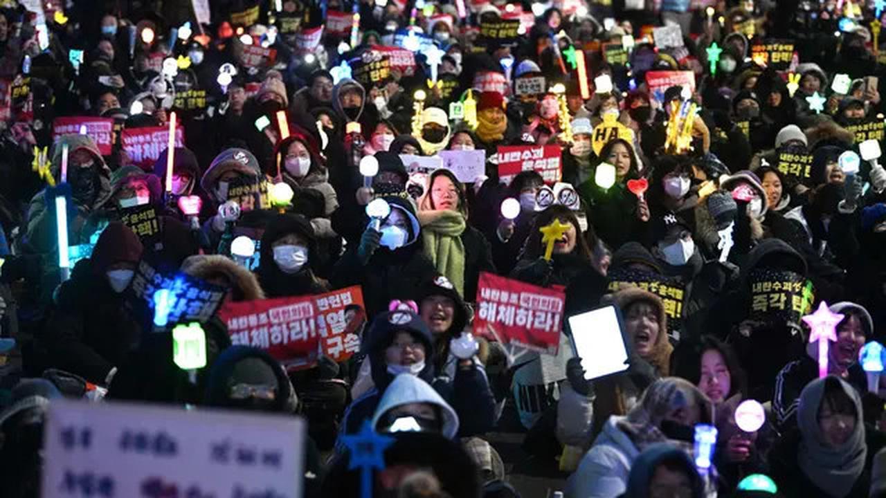 Cahaya Light Stick K-Pop Warnai Desakan Pemakzulan Presiden Yoon Suk Yeol