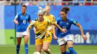 Duel Timnas Australia vs Timnas Italia di Piala Dunia Wanita 2019. Pada pertandingan yang dimainkan di Stade du Hainaut, Valenciennes, Prancis (9/6/2019) ini Italia menang 2-1. (Bola.com/Dok. FIFA)