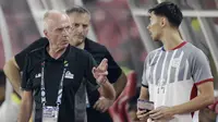 Pelatih Filipina, Sven-Goran Eriksson, memberikan instruksi saat melawan Timnas Indonesia pada laga Piala AFF 2018 di SUGBK, Jakarta, Minggu (25/11). Kedua negara bermain imbang 0-0. (Bola.com/M. Iqbal Ichsan)