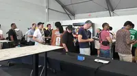 Jurnalis yang meliput Piala Dunia 2026 sedang mengantre untuk membeli makanan di media center yang berada di MetLife Stadium, New Jersey, Amerika Serikat. Bola.com/Hery Kurniawan)