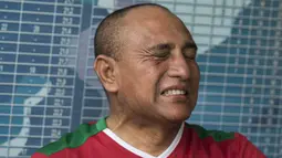 Ketum PSSI, Edy Rahmayadi, tampak tegang saat nobar Timnas Indonesia U-19 melawan Brunei di Stadion Atang Sutresna, Jakarta Timur, Selasa (12/9/2017). Nobar dilakukan sebelum acara pelepasan Timnas U-16. (Bola.com/Vitalis Yogi Trisna)