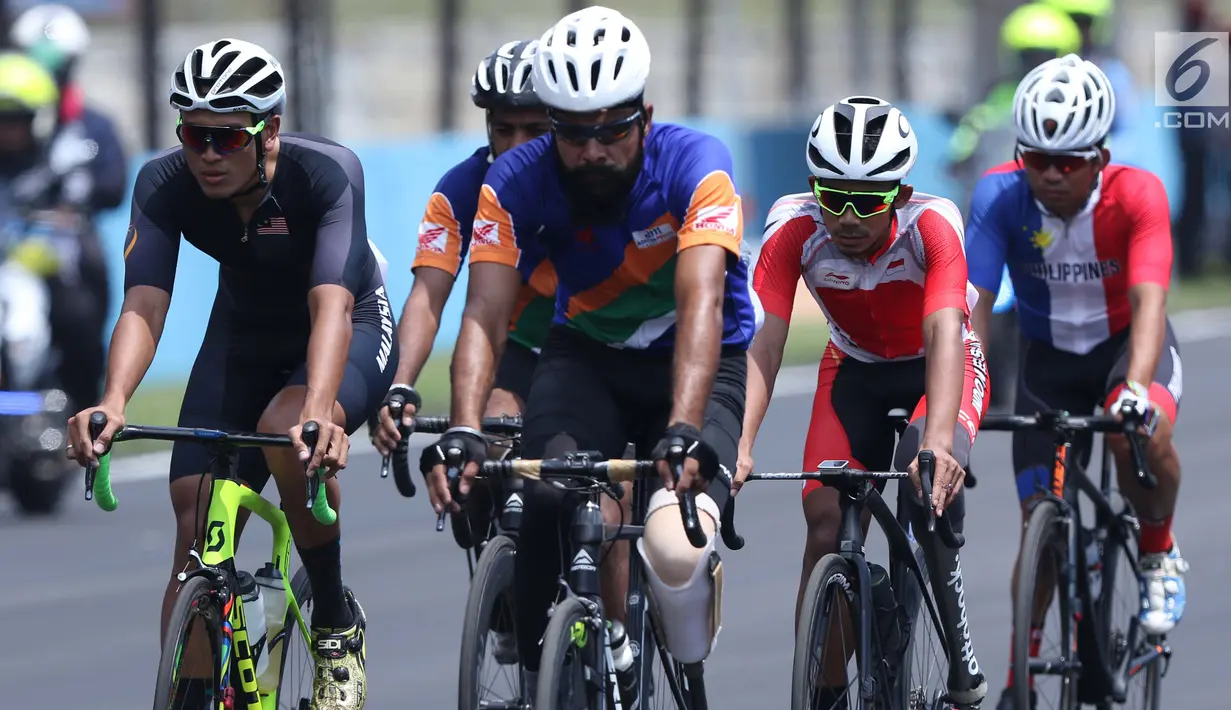 Atlet ParaCycling, M Fadli Immamuddin (ketiga kiri) saat laga di nomor Mens C4 Road Race Asian Para Games 2018 di Sirkuit Sentul Bogor, Selasa (9/10). M Fadli menempati posisi keempat. (Liputan6.com/Helmi Fithriansyah)