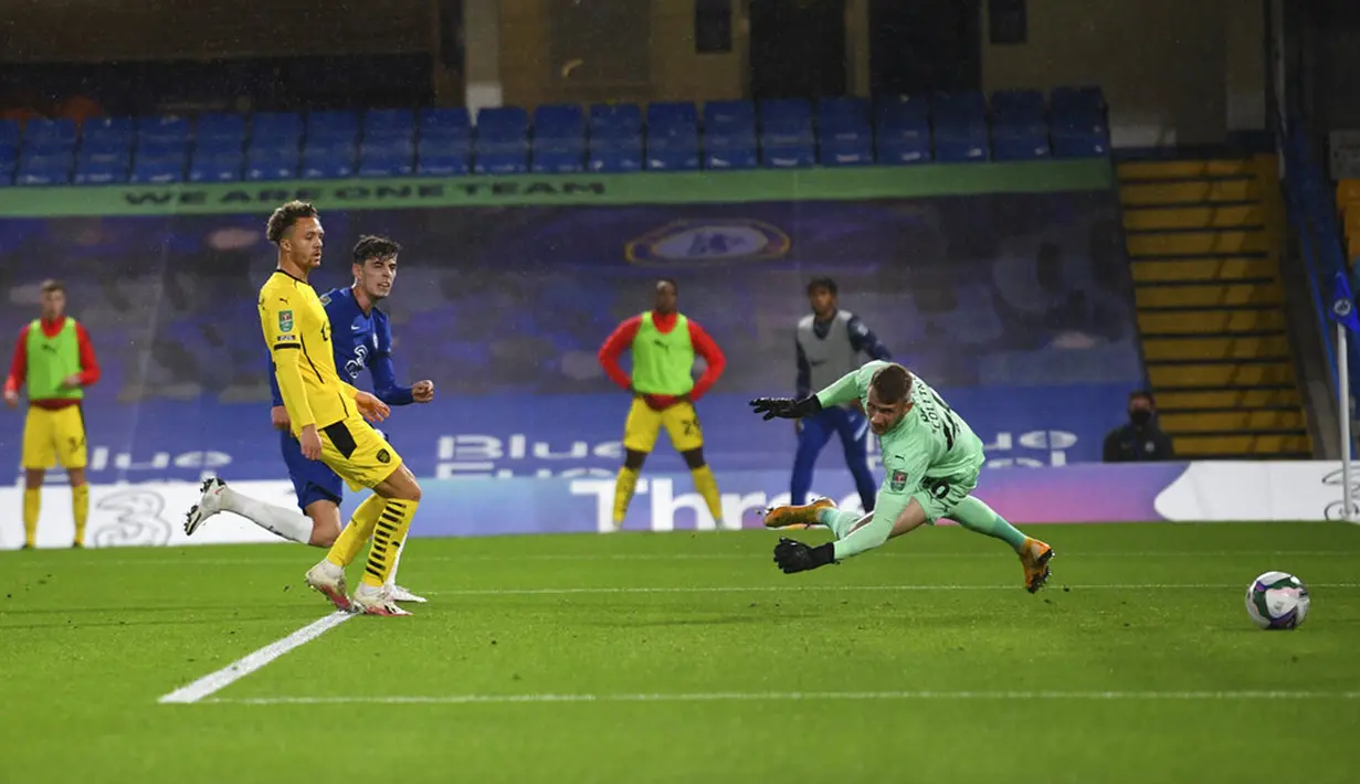 Pemain Chelsea Kai Havertz (kedua kiri) mencetak gol ke gawang Barnsley pada pertandingan Piala Liga Inggris di Stamford Bridge, London, Inggris, Rabu (23/9/2020). Kai Havertz mencetak hattrick saat Chelsea menaklukkan Barnsley 6-0. (AP Photo/Neil Hall)