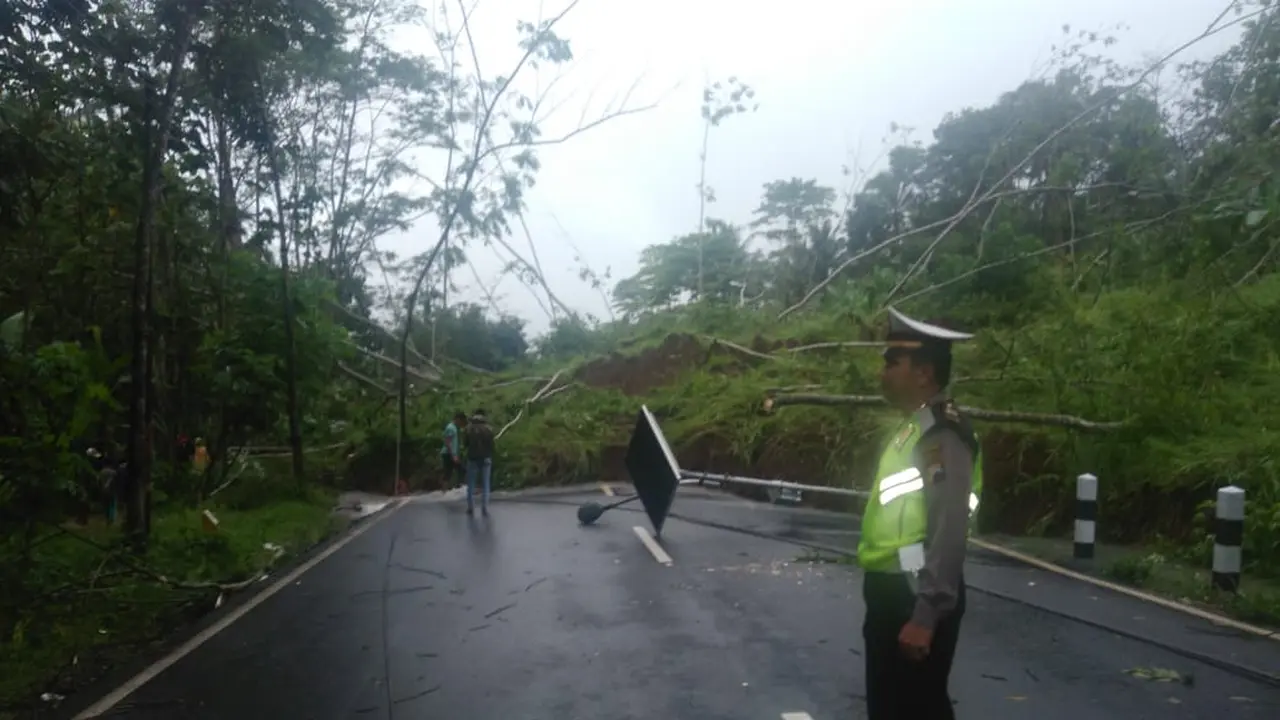 Tertimbun Longsor, Magelang-Purworejo Putus
