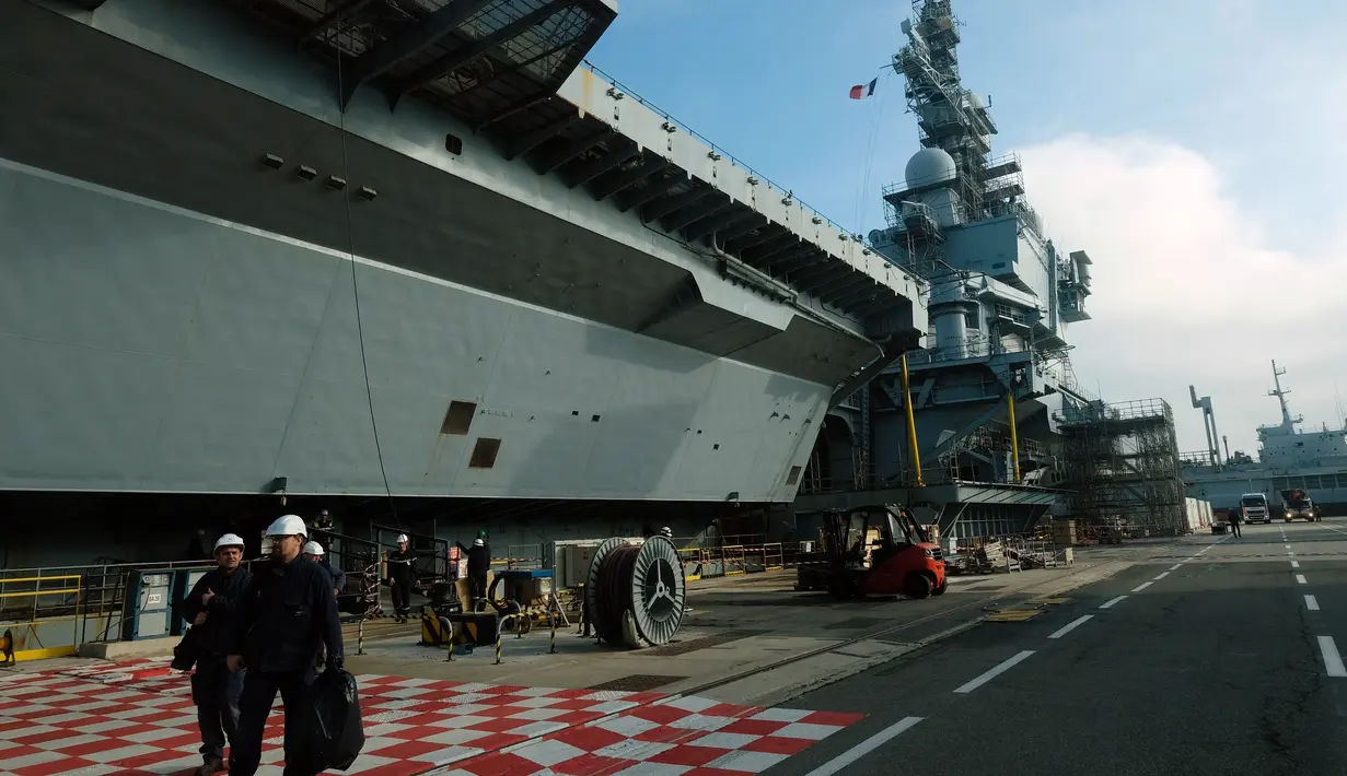 Charles de Gaulle terhitung sudah melakukan perjalanan mengelilingi dunia sebanyak 30 kali (1.2 juta km) dan beroperasi selama lima tahun. di Toulon (17/2). (AFP PHOTO/ BORIS HORVAT)