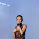 Niki Zefanya debut di Prambanan Jazz 2026 sebagai headliner Rukun Stage. Tampil 1 jam 30 menit dengan gaun abstrak Michelle Hebert dan brown makeup look. (@nikizefanya)
