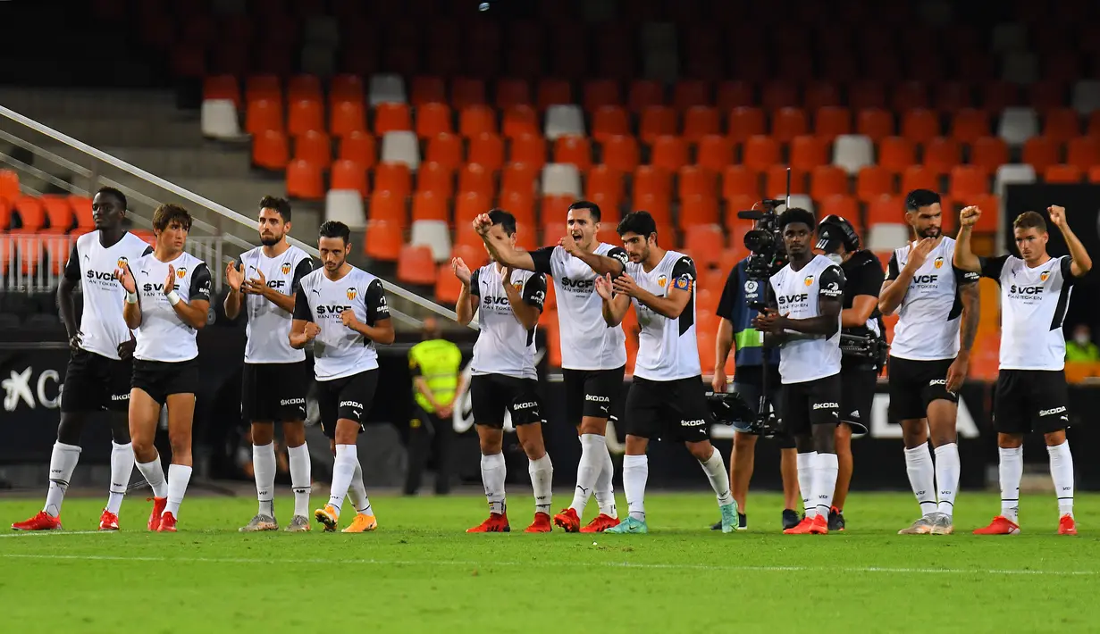 Para pemain Valencia berselebrasi usai mengalahkan AC Milan pada pertandingan persahabatan di Stadion Mestalla di Valencia (4/8/2021). Bermain imbang 0-0 di waktu normal, Valencia menang atas AC Milan lewat adu penalti 5-3. (AFP/Jose Jordan)