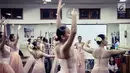 Para penari balet menjalani latihan dancing for the future di Studio Namarina Ballet, Guntur, Jakarta. (Liputan6.com/Fery Pradolo)