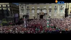 Lapangan Saint James di Barcelona, Spanyol, dipadati ribuan orang. Mereka menonton aksi para castellers,  kelompok piramida manusia.
