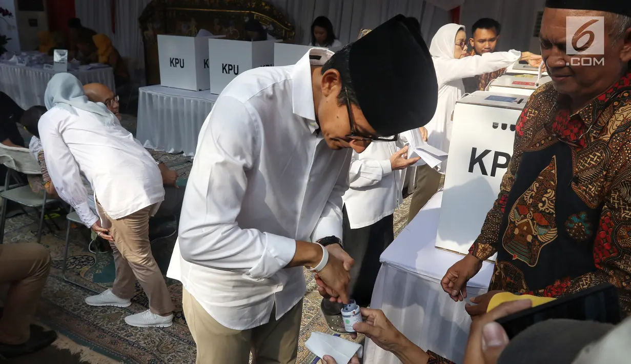 Calon Wakil Presiden nomor urut 02 Sandiaga Uno mencelupkan jarinya ke dalam tinta usai mencoblos surat suara di TPS 002 Selong, Kebayoran Baru, Jakarta Selatan, Rabu (17/4). Sandiaga Uno menggunakan hak pilihnya dalam Pemilu 2019. (Liputan6.com/Johan Tallo)