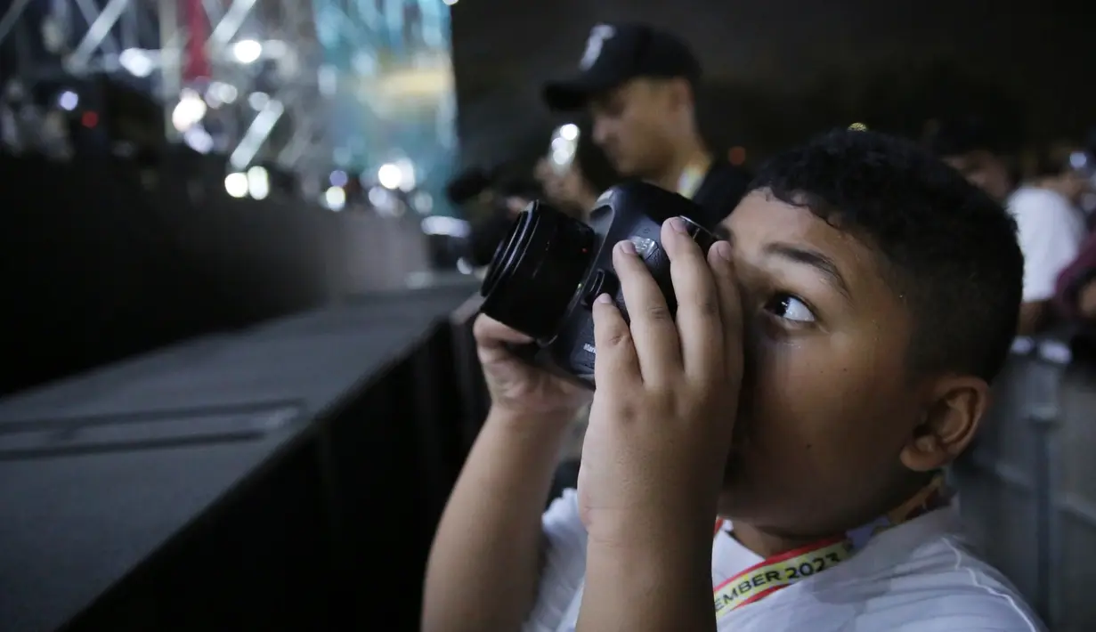 Kebahagiaan KD semakin lengkap dengan kehadiran dua anaknya yang menonton aksi dari ibu mereka. Bahkan Kellen Lemos juga sempat mengabadikan penampilan KD lewat kamera foto.  [Foto: Bambang E Ros/Fimela.com]
