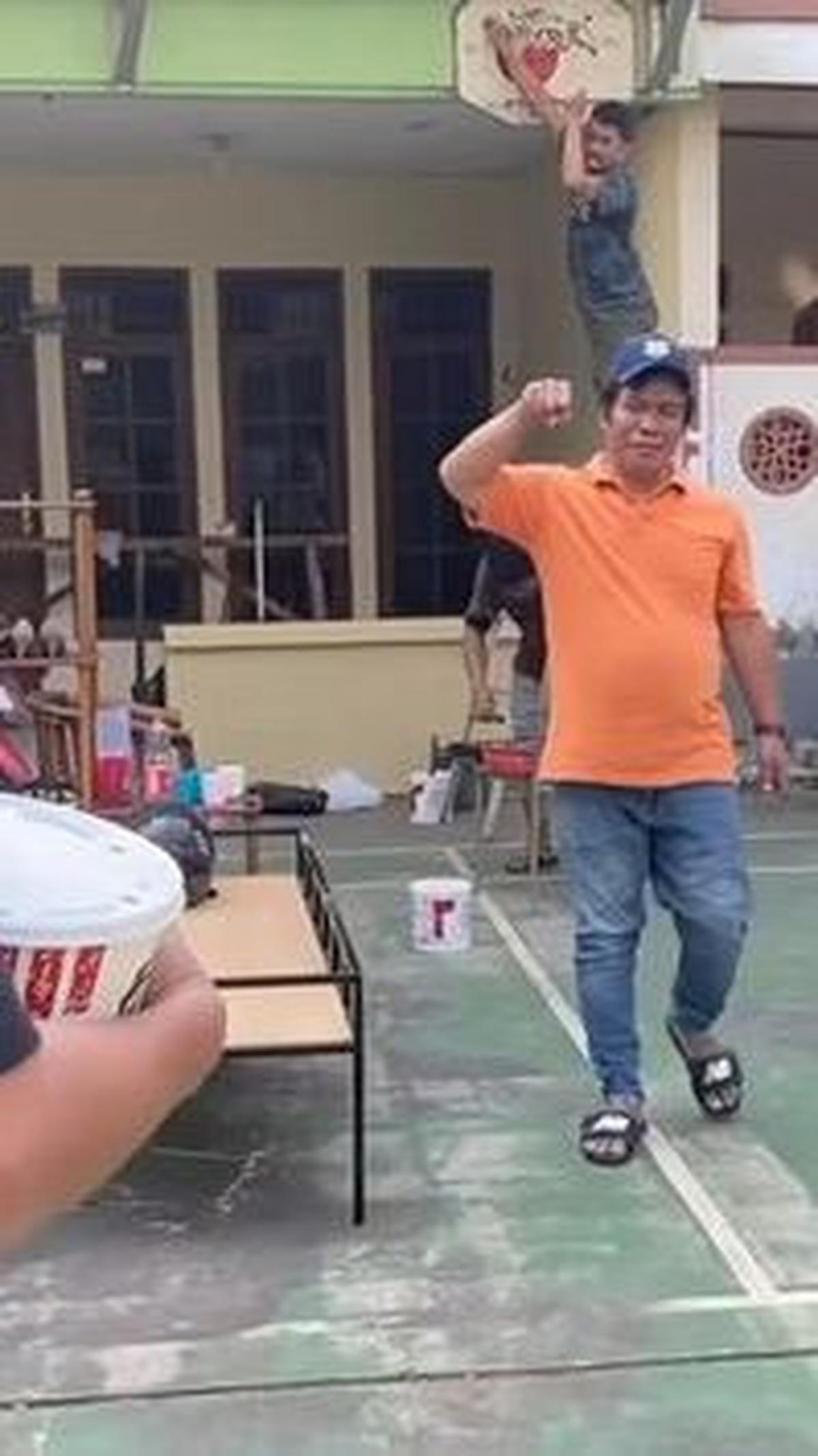 Terlihat di belakang Temon adalah rumahnya yang tampak sederhana. Meskipun begitu, tanahnya yang luas bisa digunakan untuk halaman dan lapangan badminton.