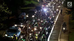 Kendaraan terjebak macet di Kolong Semanggi, Jakarta, Rabu (9/8). Kepala Dishub DKI Andri Yansyah mengatakan, uji coba pelarangan kendaraan roda dua dari patung kuda hingga Bundaran Senayan akan dilakukan awal Sepetember 2017. (Liputan6.com/Johan Tallo)